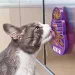 KONG Licks Kitty: Juguete Dispensador para Gatos, Almohadilla de Lamer Flexible para Reducir la Ansiedad, Fomenta la Alimentación Lenta y el Enriquecimiento Mental - Imagen 5