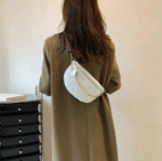 Riñonera con cadenas para mujer