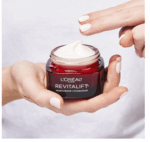Crema facial hidratante facial de L'Oreal Paris Skin Care, Revitalift Triple Power anti-edad con Pro Retinol - Imagen 4