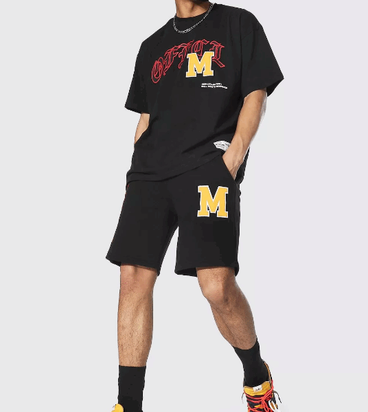 CONJUNTO DE CAMISETA UNIVERSITARIA OFICIAL EXTRAGRANDE Y PANTALÓN CORTO M